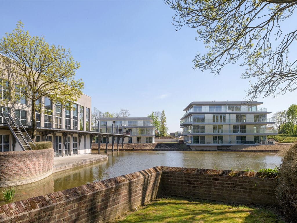 Luxepaviljoenen weerspiegelen groene omgeving