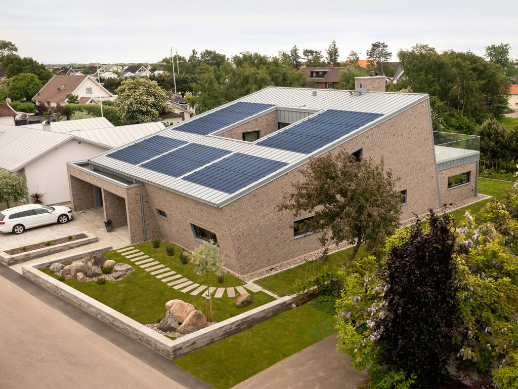 Exclusiviteit Made in Germany:  zonnepanelen geïntegreerd in zinken dak